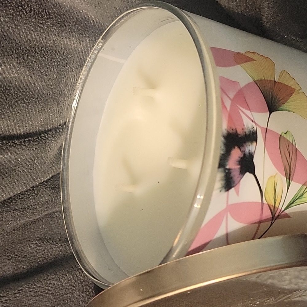 Sweet Berry Peony 3-Wick - Picture 2 of 3